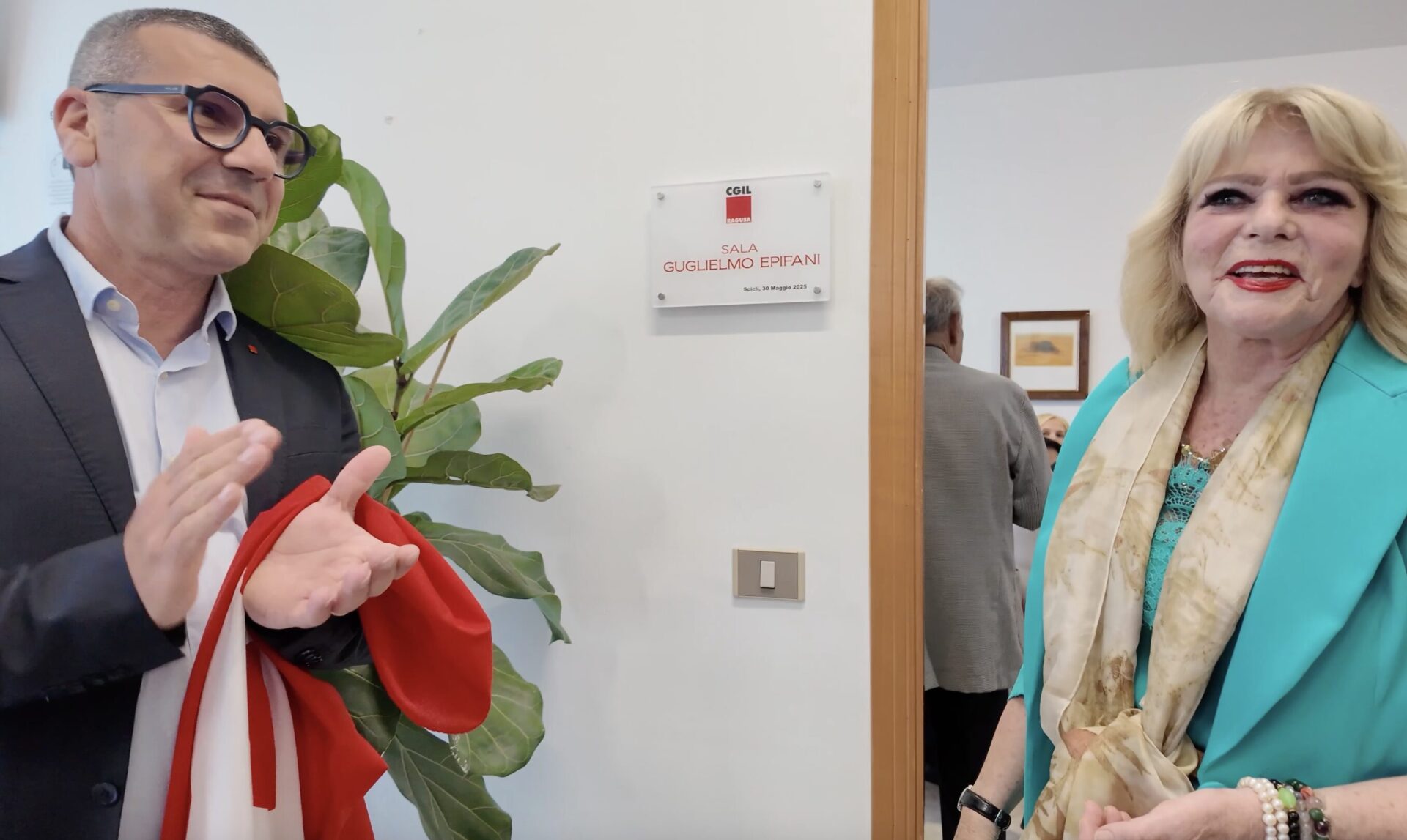Scicli, cerimonia di consegna delle opere di Guccione e Alvarez dalla Famiglia Epifani alla Cgil